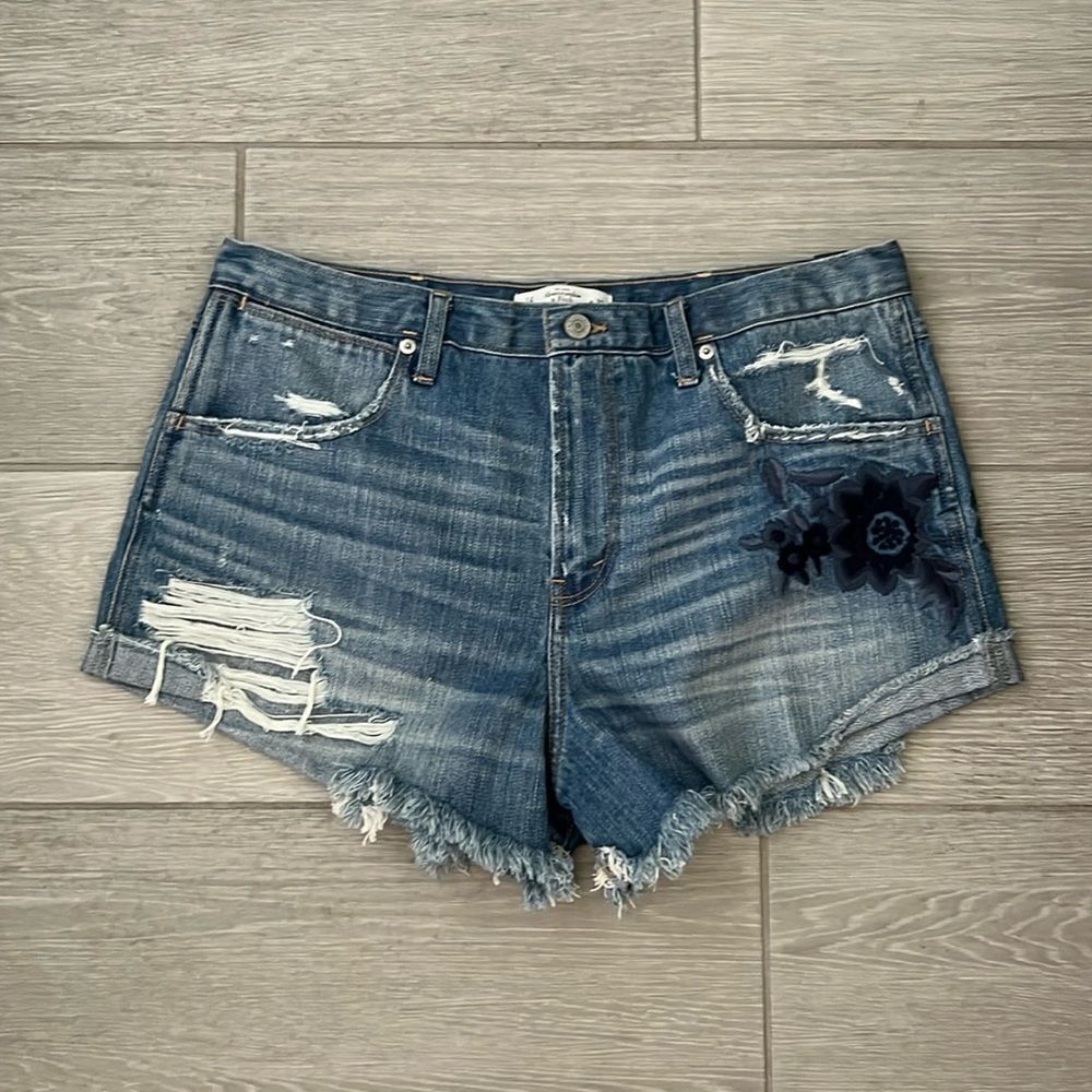 Abercrombie & Fitch Distressed Denim Shorts Embroidered Florals Size 14 NWT